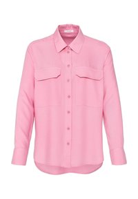 Chemise longue à manches longues rose avec deux poches à rabat à l'avant et un col pointu.