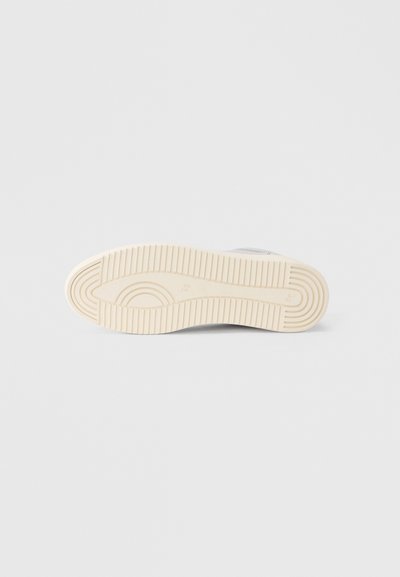 Λευκό αθλητικό παπούτσι με υφασμένο καουτσούκ πάτο, με λεία γκρι επάνω επιφάνεια και καθαρό μινιμαλιστικό σχέδιο. Ο πάτος διαθέτει στρωματοποιημένο μοτίβο.