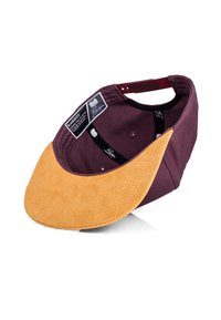 Casquette bordeaux avec un bord en suède beige. Présente des détails brodés et une étiquette à l'intérieur, mettant en valeur un tissu durable et un contraste de couleurs.