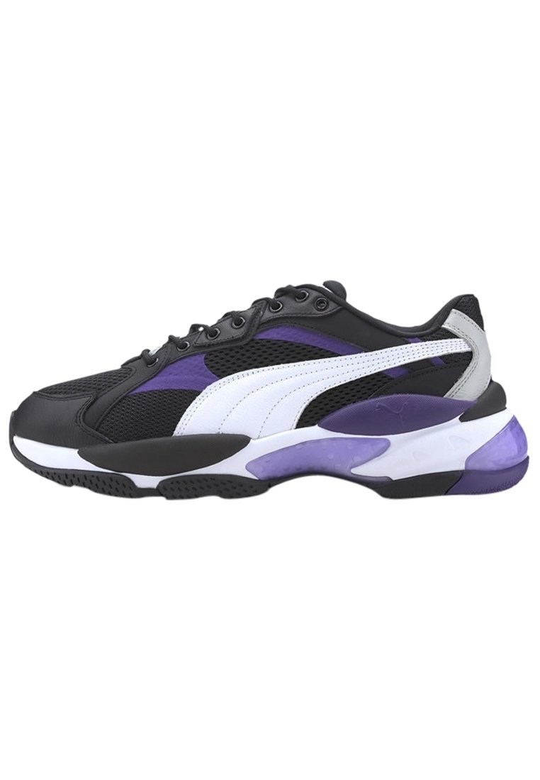 Schwarze und lila Sportschuhe mit einem Obermaterial aus Mesh, synthetischen Lederakzenten, weißen Streifen und einer gemischten Gummisohle. Mit einer abgerundeten Zehenpartie.