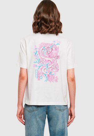 T-shirt bianco in cotone con una grafica colorata sul retro con un design di drago, accenti rosa e blu, e la parola "TOKYO."