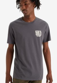 Levi's® CLASSIC GRAPHIC - Marškinėliai su spaudiniu - space cowboy andesite ash