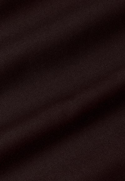 Ciemnobrązowa tkanina o gładkiej, lekko błyszczącej fakturze, z ukośnym żebrowanym wzorem i miękkim fasonem.