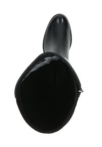 Botte noire à hauteur de genou avec un extérieur en cuir lisse, un bout pointu et un doublage texturé. Dispose d'une fermeture éclair sur le côté et d'une semelle plate.