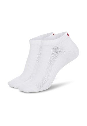 Coppia di calzini sportivi bianchi a taglio basso con pannelli di ventilazione in rete e un piccolo logo rosso sul polsino posteriore.