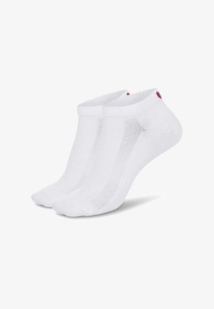 Ein Paar weiße, niedrig geschnittene Sportsocken mit Mesh-Belüftungsflächen und einem kleinen roten Logo auf der hinteren Manschette.