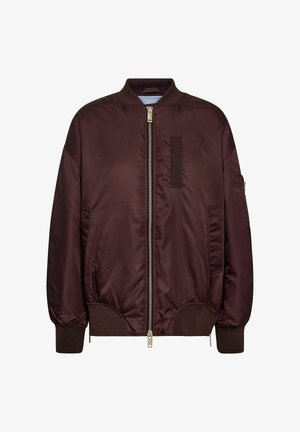 Burgunderfarbene Bomberjacke aus glattem Nylon mit gerippten Bündchen, einem Frontreißverschluss, Seitentaschen und einer vertikalen Reißverschlusstasche am Ärmel.