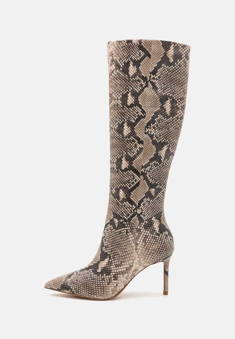 Botte haute à bout pointu en imitation serpent. Présente une surface texturée dans des teintes neutres de beige et de noir, avec un talon aiguille.