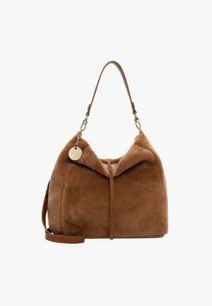 Hnědá kabelka z umělé kožešiny s jemnou texturou, zakřiveným tvarem, horním otvorem a ramenním popruhem. Obsahuje kovový přívěsek připevněný na popruhu.