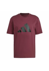 Bordeaux kortærmet T-shirt med et stort sort Adidas-logo. Klassisk rund halsudskæring og blød tekstur. Ingen yderligere mønstre eller detaljer.