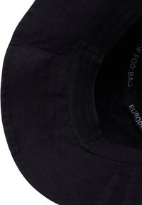 Černý bavlněný kšiltovka s širokým okrajem a jemnými žebry. Vnitřní podšívka obsahuje text "EUROPEAN" a texturovanou potítkovou pásku.