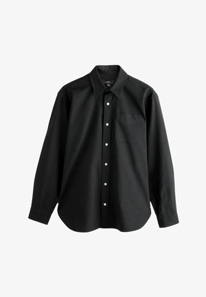 Camisa negra de manga larga hecha de algodón. Presenta un cuello abotonado, una tapeta frontal completa con cinco botones blancos y un bolsillo en el pecho.