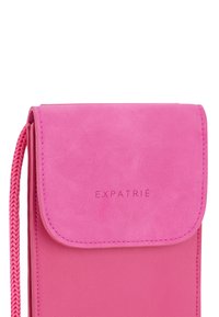 Borsa a tracolla in finta pelle rosa con patta pieghevole, logo in rilievo e tracolla intrecciata. Texture liscia con finitura opaca.
