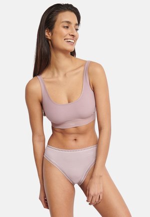 Reggiseno wireless color malva chiaro e slip a vita alta abbinati. Materiale morbido con una texture liscia e delicato bordo in pizzo lungo i bordi.