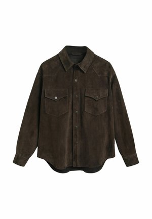 Braune Wildledershirt mit klassischem Kragen, durchgehender Knopfleiste, zwei Brusttaschen mit Klappe und langen Ärmeln mit Knopfmanschetten.