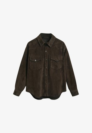 Braune Wildledershirt mit klassischem Kragen, durchgehender Knopfleiste, zwei Brusttaschen mit Klappe und langen Ärmeln mit Knopfmanschetten.