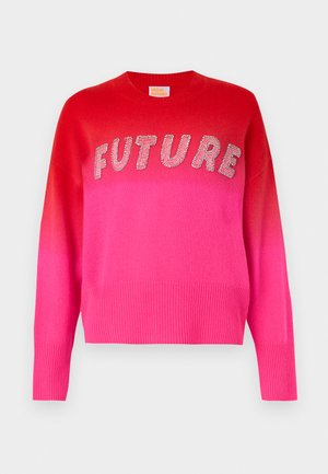 Piros és rózsaszín átmenetes kötött pulóver hosszú ujjakkal, a mellkason nagy gyöngybetűkkel a "FUTURE" szóval.