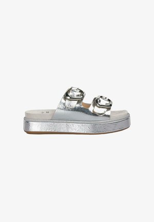 Infradito metallici argento con due fibbie regolabili, una suola piatta spessa e una superficie testurizzata. Sottopiede morbido e piatto per il comfort.