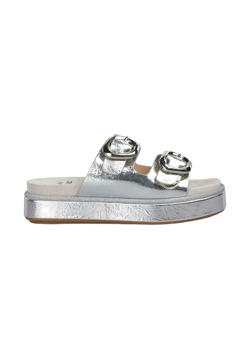 Zilveren metallic slidesandalen met twee verstelbare gespen, een dikke platformzool en een gestructureerd oppervlak. Zachte, platte voetbed voor comfort.