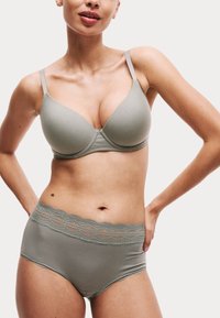 Sujetador gris claro con copas moldadas y tirantes finos, combinado con unas bragas altas a juego con un borde de encaje en la cintura.