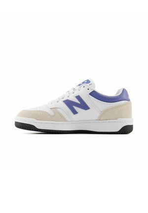 Sneaker New Balance bianca e beige con dettagli blu e suola nera, vista di lato su sfondo bianco.