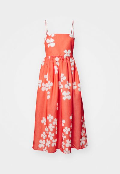 Μάξι φόρεμα σε κοραλί απόχρωση με λευκό λουλουδάτο μοτίβο, με λεπτές τιράντες, συγκεντρωμένη μέση και απαλό, ελαφρύ ύφασμα.