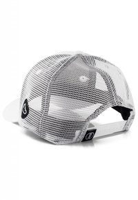 Casquette de baseball blanche avec un dos en mesh, accents noirs et visière incurvée. Présente une sangle ajustable et un patch logo sur le côté.