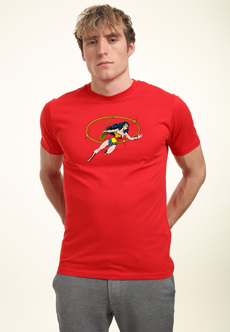 Camiseta roja de manga corta hecha de algodón con un diseño impreso de Wonder Woman en azul, amarillo y blanco, con un detalle de fondo de lazo.