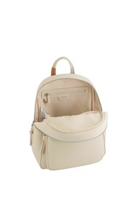 Mochila pequeña de cuero beige con bolsillo delantero y compartimento interior con cremallera, abierta para mostrar los detalles interiores y la etiqueta de tela.