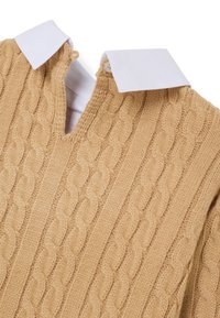 Pull en tricot torsadé de couleur beige clair avec un décolleté en V profond et un col blanc détachable. Motif texturé sur l'ensemble. Matière en mélange de laine douce.