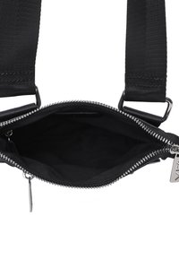 Borsa nera con zip, con un interno liscio, dotata di una larga tracolla e minuteria in argento. L'esterno ha una finitura testurizzata, progettata per la durata.