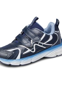 Scarpa da ginnastica blu con tomaia in mesh, accenti azzurri e dettagli bianchi. Presenta due fasce in velcro e una suola testurizzata per una buona aderenza.