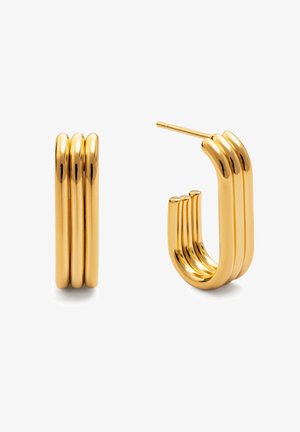 Boucles d'oreilles en métal doré avec un design à trois bandes, présentant une texture lisse et brillante ainsi qu'une forme courbée. Comprend un clou pour un port sécurisé.