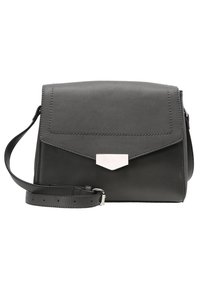 Borsa a tracolla in pelle nera con chiusura a patta e dettagli in metallo argentato. Presenta una forma rettangolare, tracolla regolabile e dettagli cuciti.