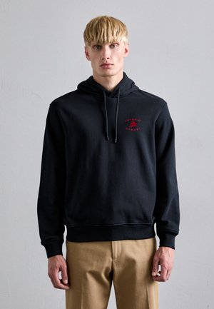 Hanorac negru cu glugă, cu textură ribbed, având logo-ul roșu "Emporio Armani" pe piept și șnururi la glugă.