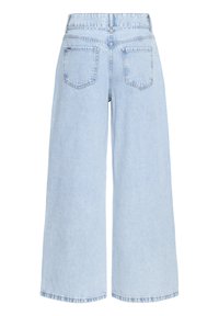 Világoskék, bő szárú farmernadrág magas derékkal és két hátsó zsebbel, hátulnézet fehér háttéren.