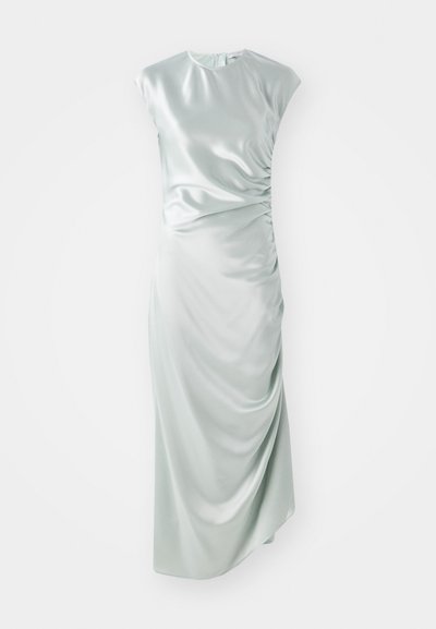 Robe midi en satin de couleur vert clair, présentant des manches courtes, un col rond, des détails de fronces sur les côtés et une silhouette ajustée.