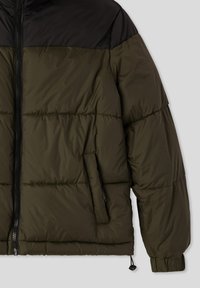 Giacca puffy verde con una sezione superiore nera; presenta una zip a tutta lunghezza, tasche laterali e polsini elastici. Texture liscia con motivo trapuntato.