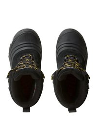 Μαύρα αδιάβροχ α μποτάκια με ψηλό σχεδιασμό, υφασμάτινη υφή, κορδόνια με κίτρινο και μαύρο μοτίβο και εμφανείς λαστιχένιες σόλες.