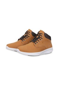 Zapatos altos de cuero color marrón con cierre de cordones, detalles en negro en el tobillo, suela de goma blanca y textura de superficie suave.