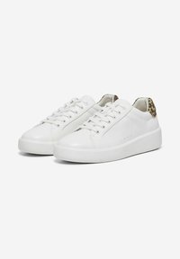 Baskets blanches en cuir avec un bout arrondi, un design à lacets et une finition en imitation léopard texturée sur le talon. Surface lisse et détails minimalistes.