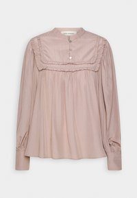 Blus med lång ärm i mjukt rosa tyg, med en krage med volanger och knappstängning, med vertikala tunna ränder och rynkade ärmar.