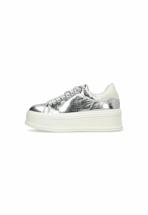 Zilveren metallic lage sneaker met dikke witte platforms zool en veters, gestructureerd bovenwerk en een witte hieltab.