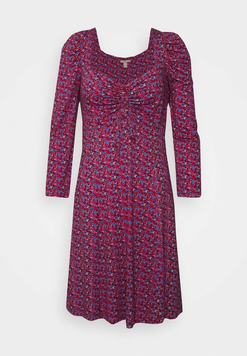 Robe longue aux manches longues longueur genou avec un buste froncé et un motif floral violet, rose et bleu sur fond rouge.