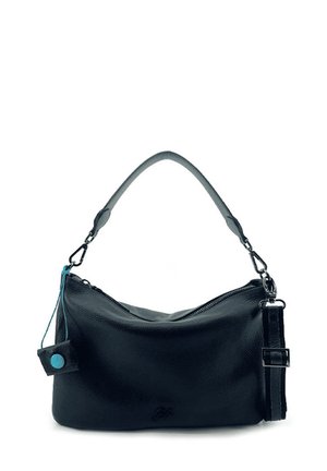 Borsa a tracolla in pelle nera con forma curva, chiusura con cerniera e tracolla rimovibile. Presenta un dettaglio blu sul tirante della cerniera e sul logo del marchio.