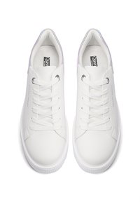 Baskets blanches avec une tige synthétique lisse, bout arrondi, semelle en caoutchouc épaisse et accents réfléchissants au niveau du talon et des œillets.