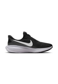 Baskets de course Nike noires avec un logo swoosh blanc et une semelle rembourrée gris clair, vues de côté extérieur avec un col de cheville bas.