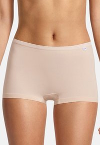 Beżowe szorty z elastycznej tkaniny o dopasowanym kroju, z bezszwowymi krawędziami i średnim stanem, idealne na co dzień.