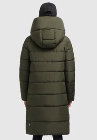 Abrigo acolchado largo y verde con una capucha grande, con un diseño acolchado, corte recto y un detalle de logo en el dobladillo. Tela texturizada e insulated.