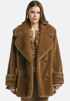 Cappotto doppio petto in pelliccia sintetica marrone con ampie rever, dettagli di bottoni e polsini larghi. Texture morbida e vestibilità over.